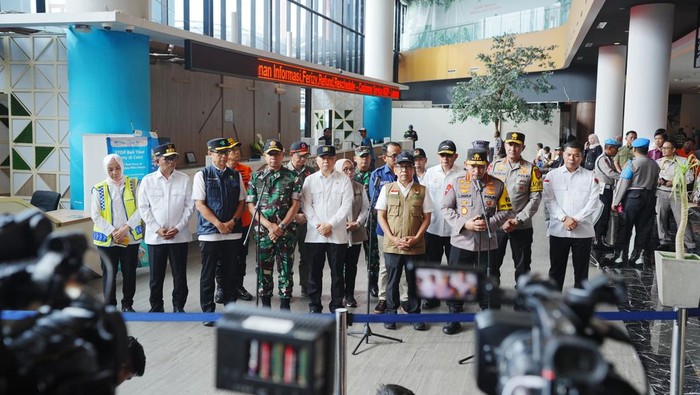 Kapolri Jenderal Listyo Sigit Prabowo meninjau situasi arus mudik di Pelabuhan Merak, Banten. Foto: Dok. Istimewa.