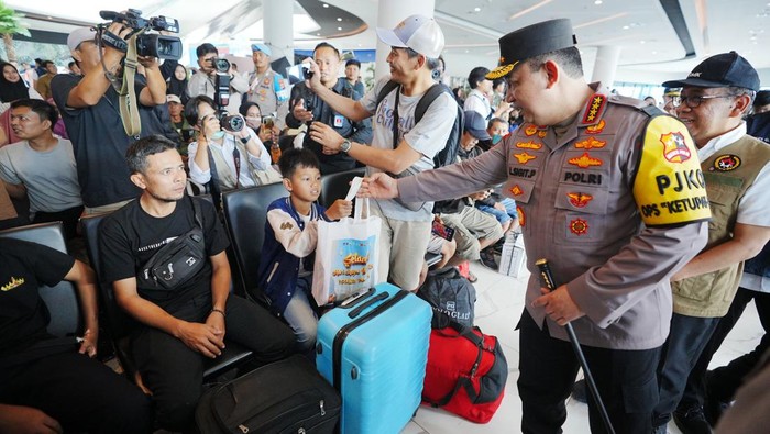 Kapolri Jenderal Listyo Sigit Prabowo meninjau situasi arus mudik di Pelabuhan Merak, Banten. Foto: Dok. Istimewa.