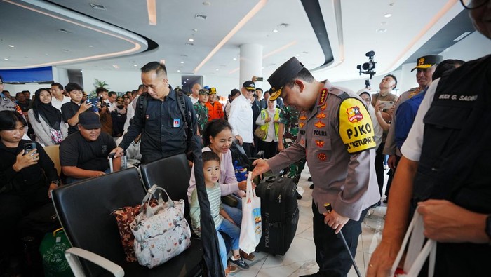 Kapolri Jenderal Listyo Sigit Prabowo meninjau situasi arus mudik di Pelabuhan Merak, Banten. Foto: Dok. Istimewa.