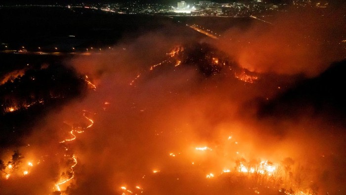 Kebakaran Hutan di Korsel Merambat ke Pemukiman, 15 Orang Tewas Smoke and flames rise from a wildfire in Andong, South Korea, March 25, 2025. Yonhap via REUTERS THIS IMAGE HAS BEEN SUPPLIED BY A THIRD PARTY. NO RESALES. NO ARCHIVES. SOUTH KOREA OUT. NO COMMERCIAL OR EDITORIAL SALES IN SOUTH KOREA.