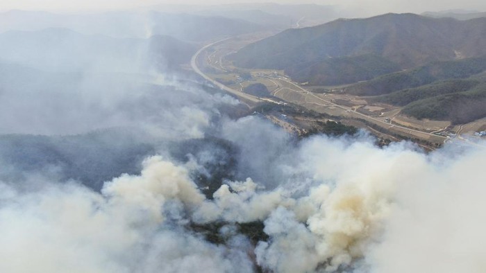 Smoke rises from a mountain in Andong, South Korea, Tuesday, March 25, 2025. (Kim Doo-hoon/Yonhap via AP)