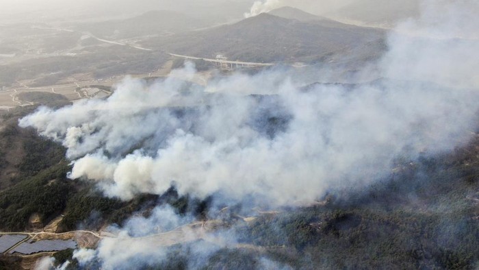 Smoke rises from a mountain in Andong, South Korea, Tuesday, March 25, 2025. (Kim Doo-hoon/Yonhap via AP)
