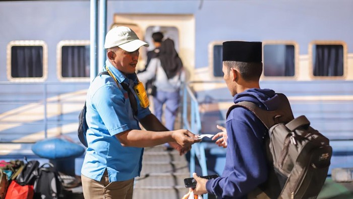 Keberangkatan Kapal Pemudik Terganggu Cuaca Buruk di Gresik Penumpang naik ke atas kapal cepat Express Bahari 3F di Pelabuhan Gresik, Jawa Timur, Kamis (26/3/2025). Kapal tujuan Pulau Bawean berkapasitas sekitar 400 orang yang dijadwalkan berangkat pada Rabu (25/3) pukul 07.00 WIB terpaksa menunda keberangkatan hingga Kamis (26/3) pukul 04.00 WIB dikarenakan cuaca buruk di perairan Gresik dan sekitarnya. ANTARA FOTO/Rizal Hanafi/rwa.