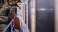 Kapal tujuan Pulau Bawean yang dijadwalkan berangkat pada Rabu (25/3) pukul 07.00 WIB terpaksa menunda keberangkatan hingga Kamis (26/3) pukul 04.00 WIB dikarenakan cuaca buruk di perairan Gresik dan sekitarnya.
