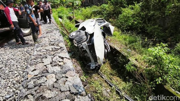 Penampakan mobil Sigra yang ringsek usai dihantam KA Batara Kresna di Gayam, Sukoharjo, Rabu (26/3/2025).