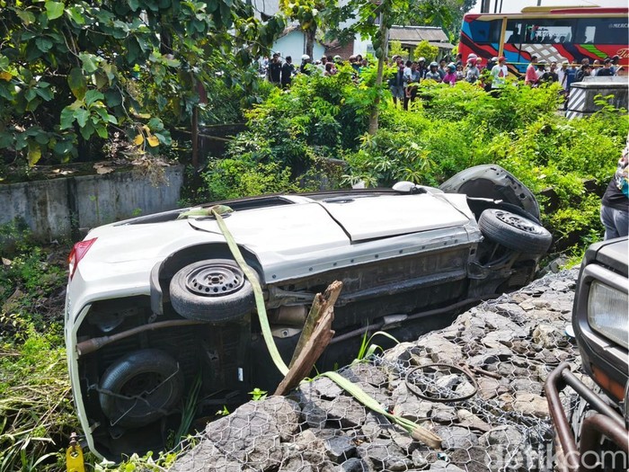 Penampakan mobil Sigra yang ringsek usai dihantam KA Batara Kresna di Gayam, Sukoharjo, Rabu (26/3/2025).