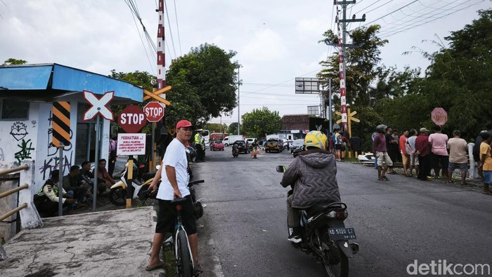 Suasana perlintasan jalan Lingkar Timur, Kelurahan Gayam, Kecamatan/kabupaten Sukoharjo tepatnya di depan Terminal Sukoharjo, Rabu (26/3/2025).