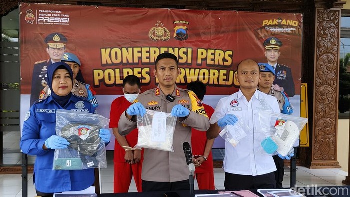 Kedua tersangka pengedar sabu nyaris 1 kg dihadirkan dalam pers rilis di Mapolres Purworejo, Rabu (26/3/2025).
