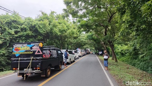 Kemacetan panjang di jalur menuju Pelabuhan Gilimanuk, Jembrana, Rabu (26/3/2025).