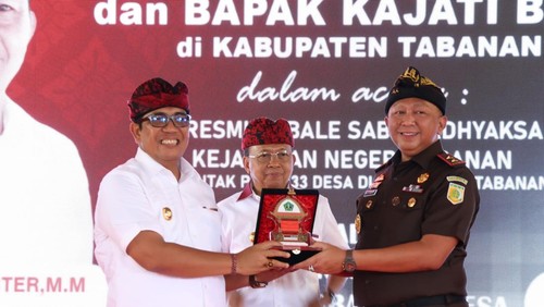 Kepala Kejati Bali Ketut Sumedana meresmikan program Bale Sabha Adhyaksa di Tabanan, Rabu (26/3/2025). (Forkopimda Kabupaten Tabanan)