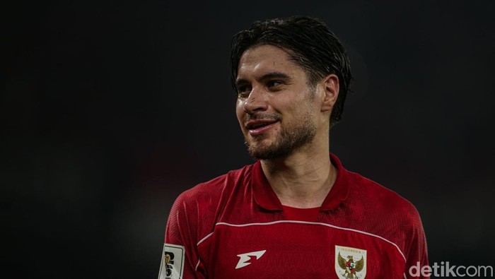 Kevin Diks dalam laga Timnas Indonesia melawan Bahrain di Stadion Utama Gelora Bung Karno.