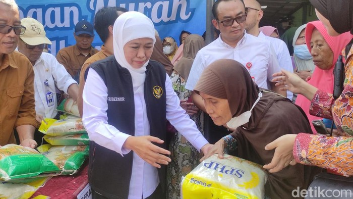 Khofifah Kunjungi Pasar Pangan Murah Ramadan di Sidoarjo