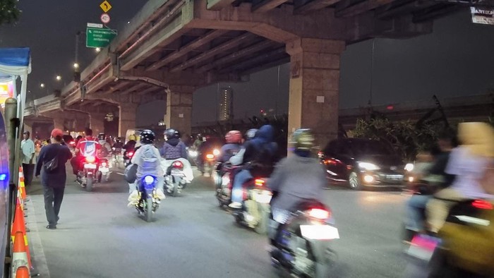 Kondisi ruas Jalan Kalimalang, Bekasi, Rabu (26/3) malam.