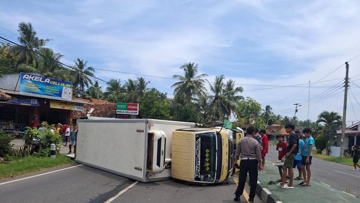 Kondisi truk box yang terguling di jalan Daendels, wilayah Temon, Kulon Progo, Rabu (26/3/2025).