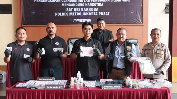 Konferensi pers polisi ungkap kasus narkoba dikemas rokok elektrik (dok. Istimewa)