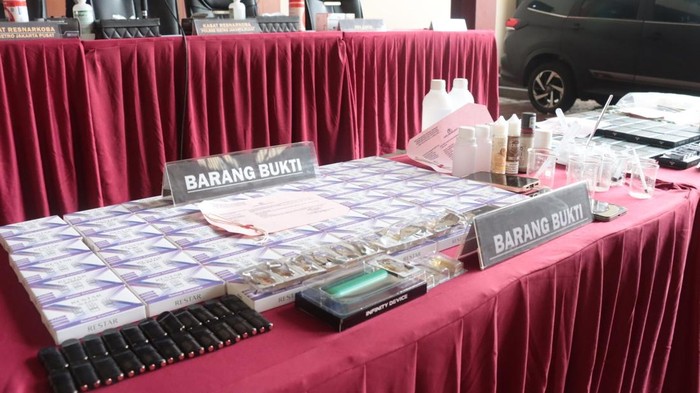 Konferensi pers polisi ungkap kasus narkoba dikemas rokok elektrik (dok. Istimewa)