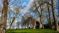 Sebagai salah satu tujuan wisata underrated di Belanda, Nijmegen punya semua daya tariknya. Misalnya, Valkhof Park yang berada di bukit di tepi Sungai Waal yang menyuguhkan indahnya pemandangan kota di sana. (Ana Fernandez/SOPA Images/LightRocket via Getty Images)  