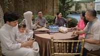 Saat berkumpul kedua belah keluarga tampak bahagia. Sebelum dimulai dengan makanan utama, buka puasa dengan menyantap takjil di halaman belakang jadi cara untuk sedikit bersantai. Foto: Instagram/krisdayantilemos