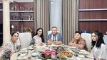 Krisdayanti Kompak Makan Bareng Raul Lemos dan Keluarga Anang