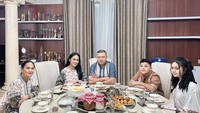 Bagi keluarga Krisdayanti dan Raul Lemos, makan bersama adalag agenda wajib. Anak-anaknya sekalipun tak ada yang melewatkan waktu duduk di meja makan bersama. Foto: Instagram/krisdayantilemos