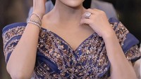 Ibu dari Aurel Hermansyah hingga Amora Lemos ini memang begitu aktif. Tak hanya bernyanyi, kini dirinya juga aktif dalam dunia politik. Foto: Instagram/krisdayantilemos
