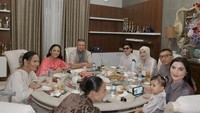 Setelah bercerai dengan Anang Hermansyah, Krisdayanti tetap menjaga silaturahmi. Tak jarang keluarganya bersama Raul Lemos bertemu keluarga Anang Hermansyah untuk makan bersama. Foto: Instagram/krisdayantilemos