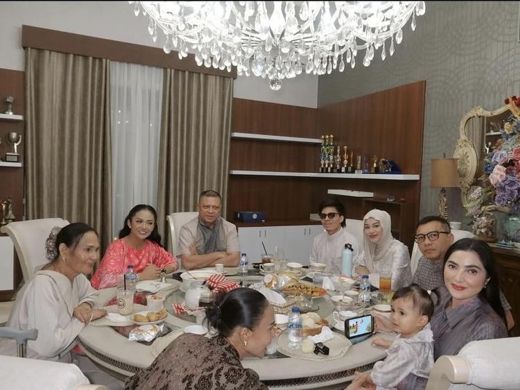 Krisdayanti Kompak Makan Bareng Raul Lemos dan Keluarga Anang