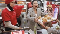Ada kejadian unik ketika Krisdayanti datang ke restoran cepat saji untuk promosi laginya. Ia tak sungkan ikut melayani pelanggan yang datang. Foto: Instagram/krisdayantilemos