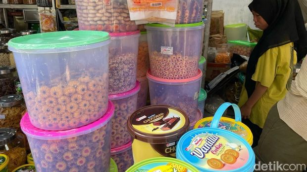 Menjelang Lebaran, kue kering menjadi salah satu makanan yang kerap diburu masyarakat. Beberapa di antaranya seperti nastar dan putri salju.