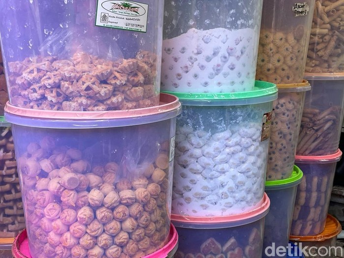 Menjelang Lebaran, kue kering menjadi salah satu makanan yang kerap diburu masyarakat. Beberapa di antaranya seperti nastar dan putri salju.