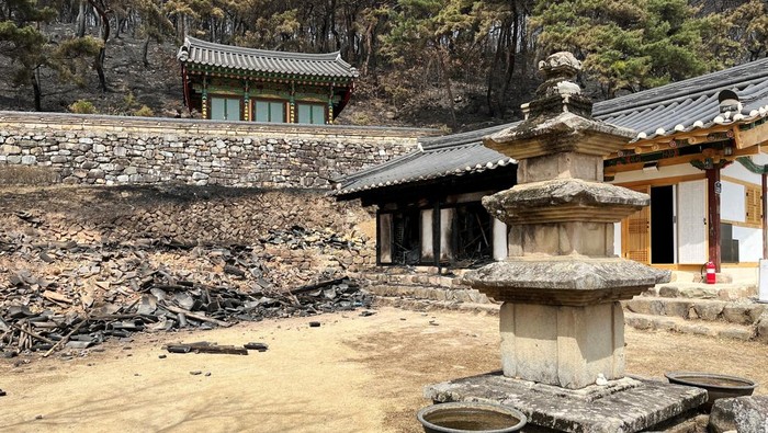 Kuil Berusia 1.000 Tahun di Korsel Hancur Terambat Kebakaran Hutan Burnt Unramsa temple is pictured after a wildfire devastated the area in Uiseong, South Korea, March 25, 2025. REUTERS/Minwoo Park