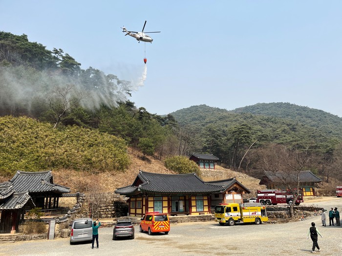 Burnt Unramsa temple is pictured after a wildfire devastated the area in Uiseong, South Korea, March 25, 2025.    REUTERS/Minwoo Park