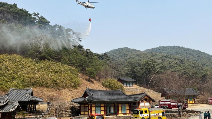 Kuil Berusia 1.000 Tahun di Korsel Hancur Terambat Kebakaran Hutan Burnt Unramsa temple is pictured after a wildfire devastated the area in Uiseong, South Korea, March 25, 2025. REUTERS/Minwoo Park