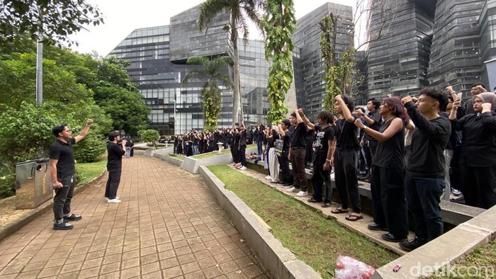 Mahasiswa Universitas Indonesia (UI) menggelar aksi simbolik mengenang 10 tahun kematian Akseyna Ahad Dori yang belum juga terungkap. (Devi/detikcom)