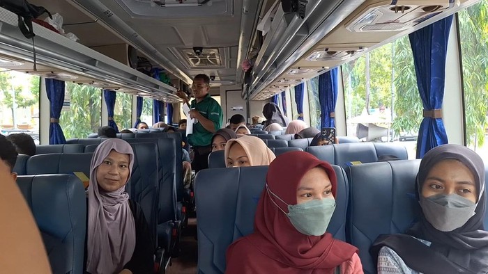 Sejumlah mahasiswa/mahasiswi duduk di bus yang disiapkan Pemkot Mataram pada program mudik gratis, Rabu (26/3/2025).