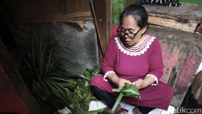 Mak Iim menganyam ketupat di Blok Ketupat Bandung.