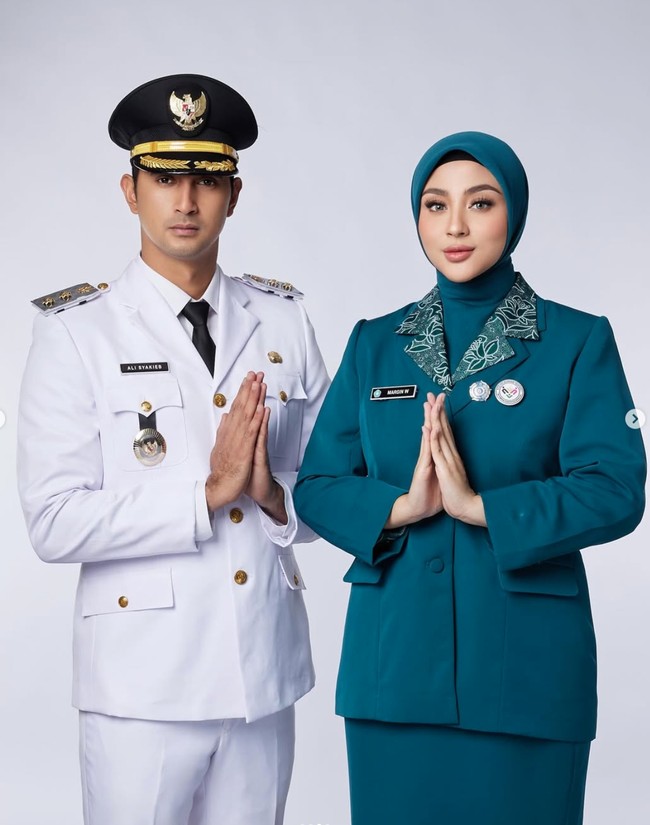 Baru-baru ini Ali dan Margin terlihat menjalani pemotretan bersama dengan bantuan fotografer Adi Santoso. Keduanya tampil mengenakan seragam dinas. Ali kenakan seragam berwarna putih, sementara sang istri berwarna hijau. Foto: Instagram/@aldiphotoofficial