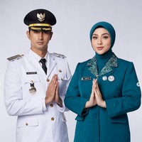 Baru-baru ini Ali dan Margin terlihat menjalani pemotretan bersama dengan bantuan fotografer Adi Santoso. Keduanya tampil mengenakan seragam dinas. Ali kenakan seragam berwarna putih, sementara sang istri berwarna hijau. Foto: Instagram/@aldiphotoofficial