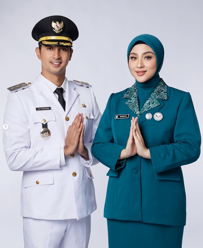 Margin tampil cantik lengkap dengan hijab berwarna senada dengan seragamnya. Kini ia telah resmi jadi istri pejabat pemerintahan. Foto: Instagram/@aldiphotoofficial