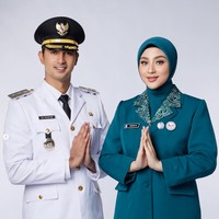 Margin tampil cantik lengkap dengan hijab berwarna senada dengan seragamnya. Kini ia telah resmi jadi istri pejabat pemerintahan. Foto: Instagram/@aldiphotoofficial