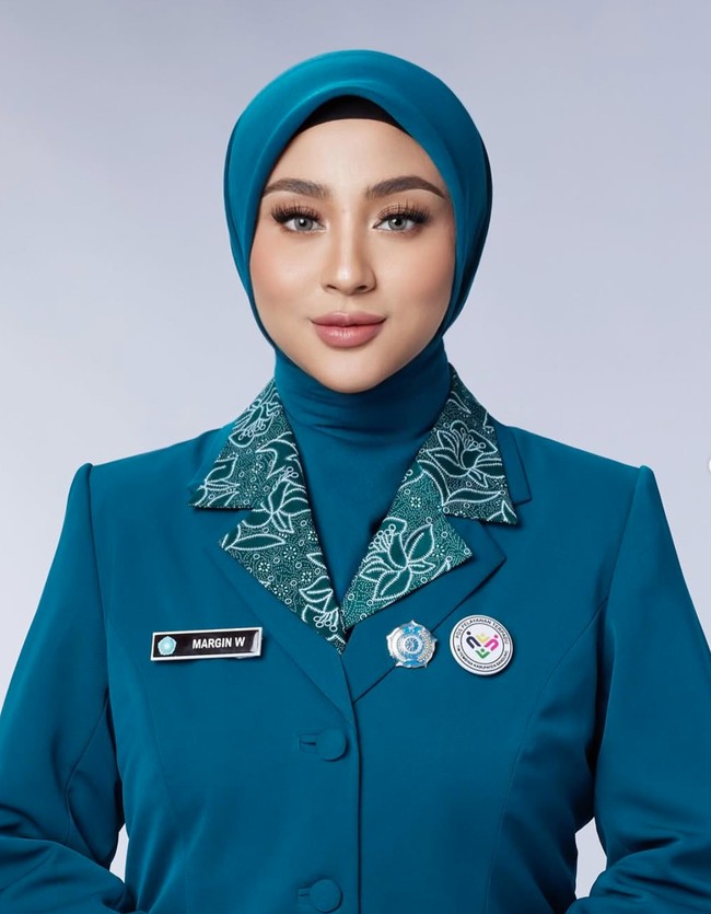 Penampilan Margin makin flawless dengan riasan hasil MUA Dany Barca. Blush on berwarna peach dipadukan dengan lipstik pink nude membuat penampilannya jadi makin fresh namun tetap natural. Foto: Instagram/@aldiphotoofficial