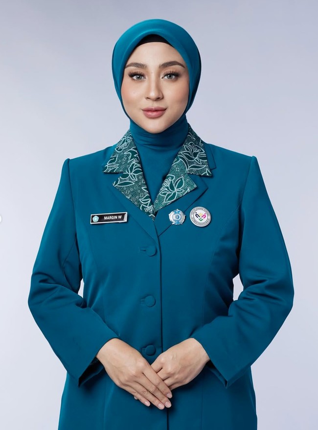 Bagian matanya tampak lebih besar dan lentik dengan bulu mata palsu yang panjang dan tebal. Margin juga mempercantik bagian matanya dengan menggunakan lensa kontak berwarna terang. Foto: Instagram/@aldiphotoofficial