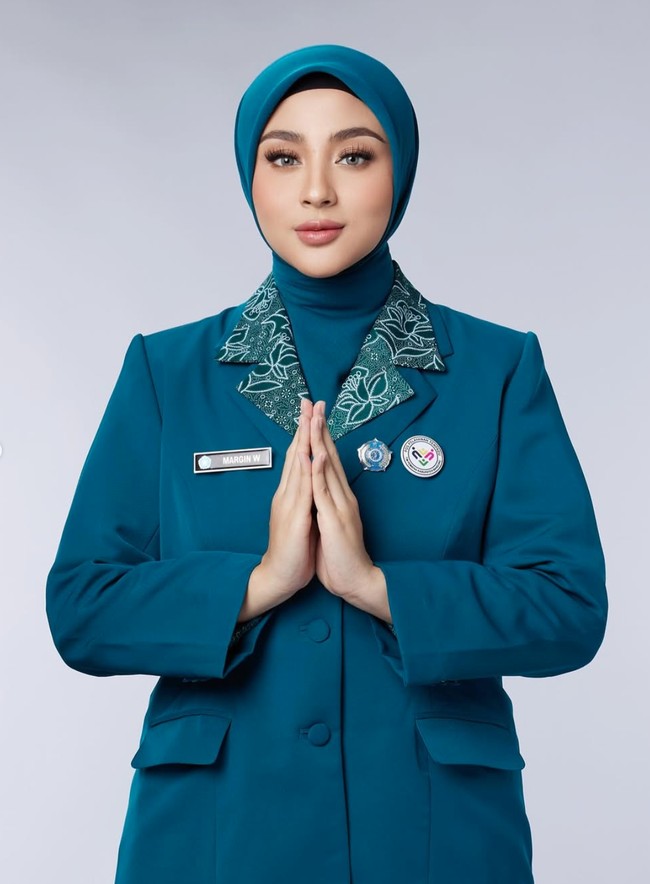 Wanita 25 tahun itu juga terlihat rapi dan berwibawa dengan hijab hasil styling dari Tya S Goenawan. Foto: Instagram/@aldiphotoofficial
