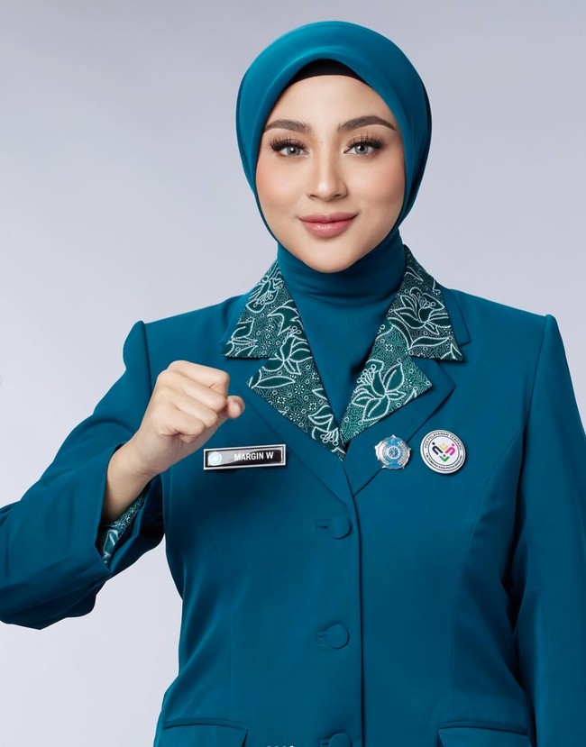 Dengan riasan simpel namun flawless membuat kecantikan Margin makin terpancar. Aura ibu pejabat pun jelas terlihat. Foto: Instagram/@aldiphotoofficial