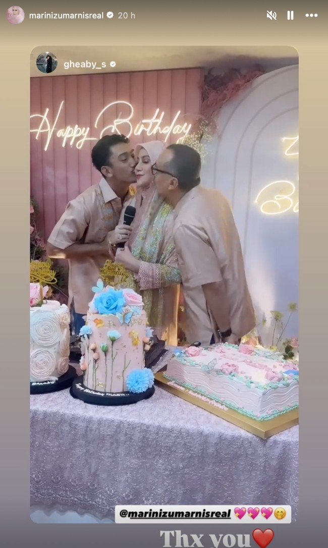 Ibunda Daffa Wardhana yang juga merupakan artis lawas, Marini Zumarnis baru saja berulang tahun yang ke-49 pada 24 Maret 2025. Merayakan ulang tahunnya, Marini menggelar pesta dan makan malam bersama orang-orang tersayang. Foto: Instagram