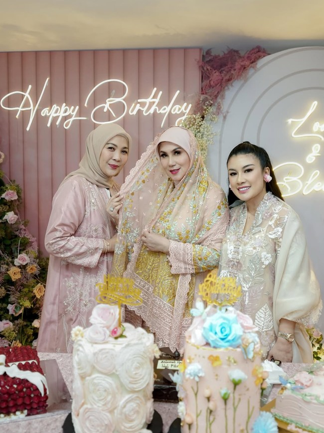 Tampil cantik, Marini memilih mengenakan busana berwarna salem lengkap dengan hijab senada. Busana yang dikenakannya itu tampak elegan dan mewah dengan bordir kombinasi warna salem, hijau, dan kuning. Foto: Instagram