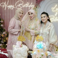 Tampil cantik, Marini memilih mengenakan busana berwarna salem lengkap dengan hijab senada. Busana yang dikenakannya itu tampak elegan dan mewah dengan bordir kombinasi warna salem, hijau, dan kuning. Foto: Instagram