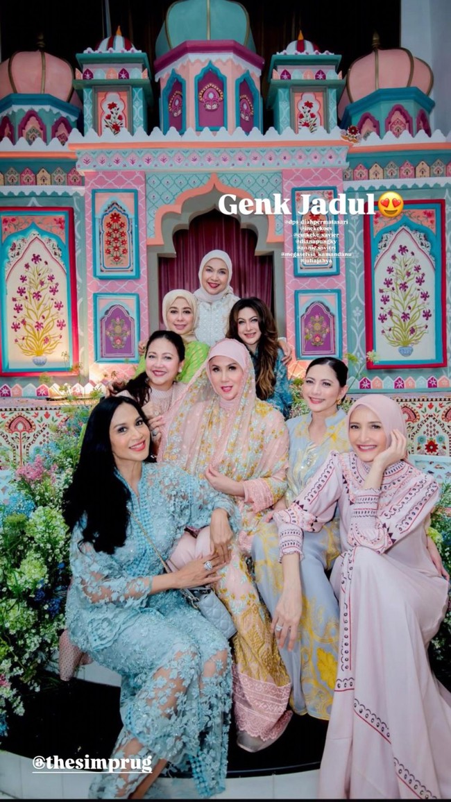 Geng artis lawas Marini yang terdiri dari Diana Pungky, Cut Keke, dan Diah Permatasari juga tak ketinggalan hadir di acara ulang tahunnya. Meski kini mereka sudah jarang terlihat di layar kaca namun persahabatannya masih terus berlanjut sampai saat ini. Foto: Instagram
