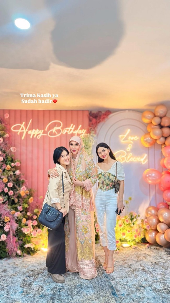 Kenakan atasan model korset berlengan semi sabrina dipadukan celana putih 7 per 8, Ariel Tatum tampil cantik berpose di sebelah Marini. Ariel sendiri belakangan memang terlihat sedang dekat dengan putra Marini, Daffa Wardhana. Foto: Instagram