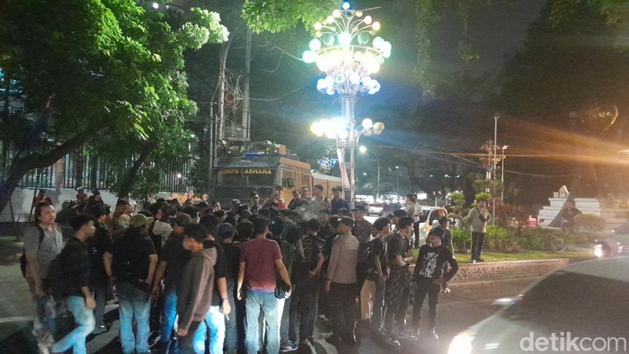 Massa demo tolak UU TNI di Medan